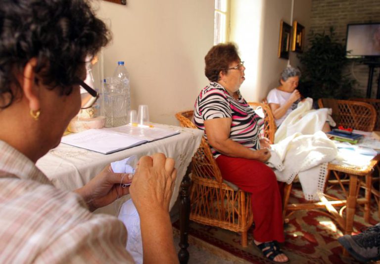 TRABALHO DE APENAS TRÊS MIL MULHERES MANTÉM BORDADO MADEIRA NA RIBALTA INTERNACIONAL