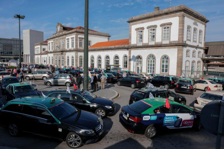 TAXISTAS EM PROTESTO NO PORTO ACUSAM GOVERNO DE “ASSOBIAR PARA O LADO”