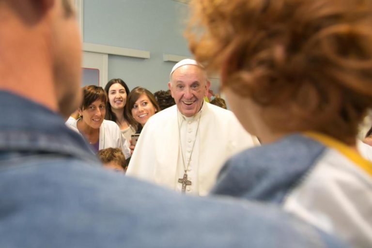 TEÓLOGOS CONSERVADORES ACUSAM PAPA DE ESPALHAR A HERESIA