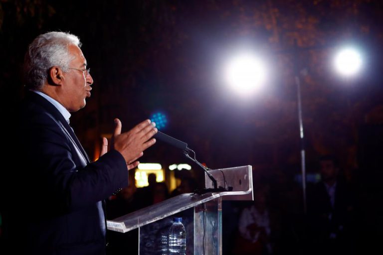 DEZENAS DE PROFESSORES ESPERAM ANTÓNIO COSTA NO PORTO GRITANDO “JUSTIÇA”