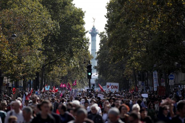 MILHARES DE MANIFESTANTES PROTESTAM EM PARIS CONTRA REVISÃO DO CÓDIGO DO TRABALHO
