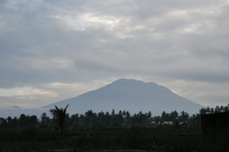 MAIS DE 57 MIL PESSOAS RETIRADAS DAS REDONDEZAS DE VULCÃO EM BALI (INDONÉSIA)
