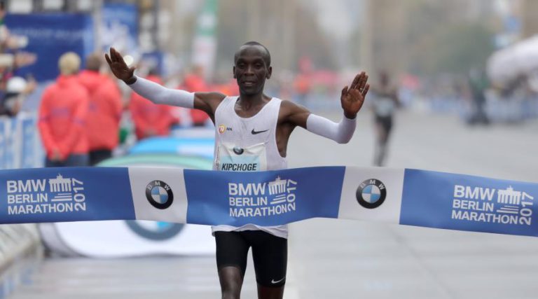 ELIUD KIPCHOGE VENCE MARATONA DE BERLIM