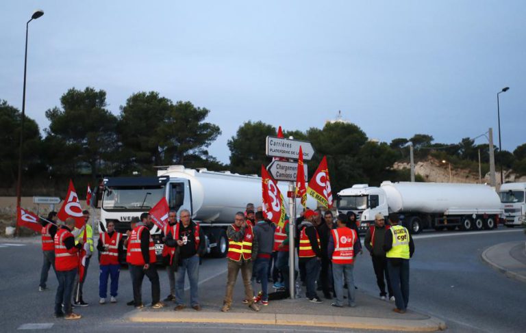 CAMIONISTAS ORGANIZAM BLOQUEIOS EM FRANÇA POR CAUSA DA REFORMA LABORAL