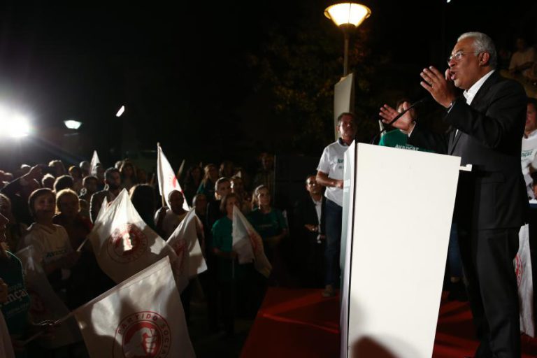 MAIS DE 100 ENFERMEIROS E PROFESSORES AGUARDARAM COSTA NA MAIA E PEDIRAM “JUSTIÇA”