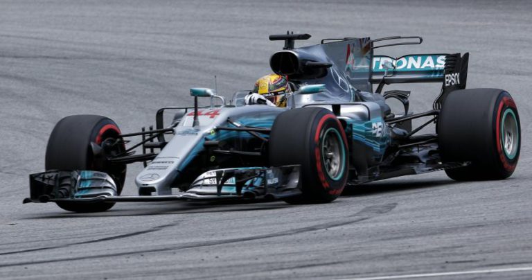 HAMILTON PARTE DA PRIMEIRA POSIÇÃO PARA O GP DA MALÁSIA DE FÓRMULA 1 E VETTEL DA ÚLTIMA