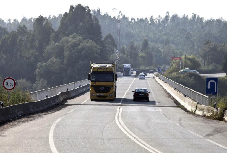 PRIMEIROS CONDUTORES PRESOS NO IP3 DEVIDO A INCÊNDIO COMEÇAM A SAIR ESCOLTADOS PELA GNR