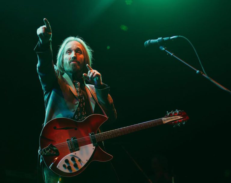 POLÍCIA DE LOS ANGELES ESCLARECE QUE NÃO PODE CONFIRMAR MORTE DE TOM PETTY