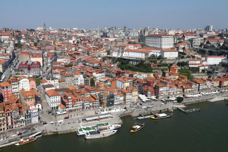 UM FERIDO LIGEIRO E OITO DESALOJADOS EM INCÊNDIO EM HOSTEL DO PORTO