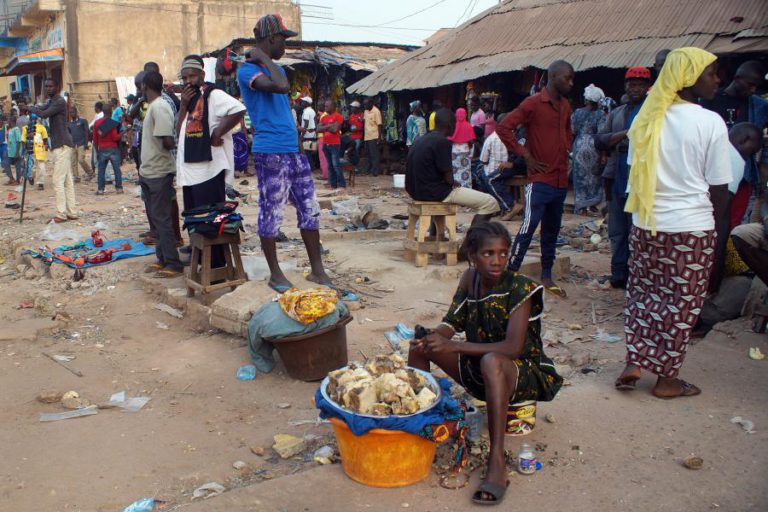 PREÇOS BAIXOS DAS MATÉRIAS-PRIMAS E SUBIDA DO TERRORISMO AUMENTAM RISCO DE ÁFRICA