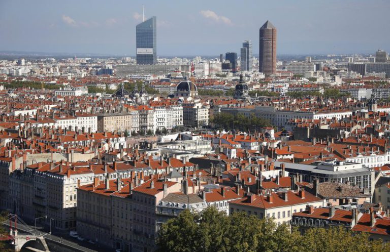 PORTUGUÊS E FILHO DETIDOS EM FRANÇA SUSPEITOS DE PROXENETISMO E TRÁFICO DE SERES HUMANOS