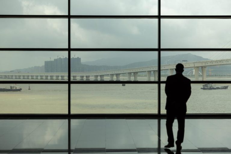 SINAL 8 DE TEMPESTADE TROPICAL HASTEADO EM MACAU DEVIDO À APROXIMAÇÃO DO KHANUN