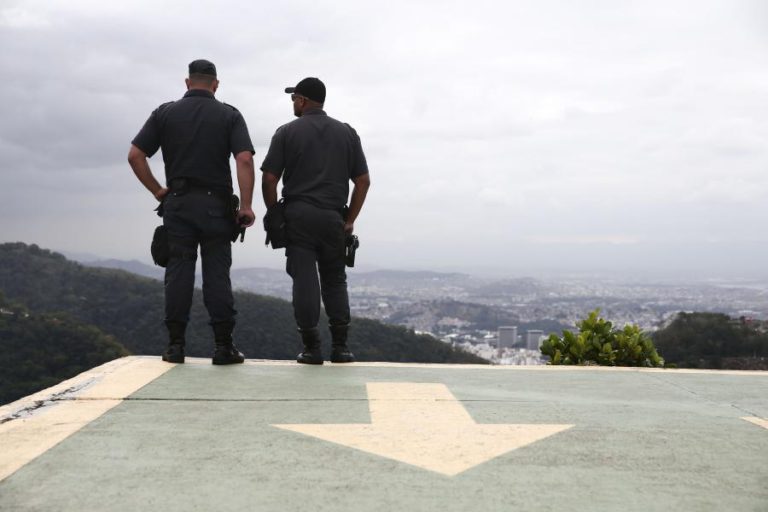 ATIRADOR MATA DOIS ALUNOS E DEIXA QUATRO FERIDOS EM ESCOLA NO BRASIL