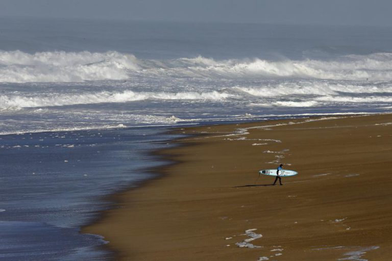 SURFISTAS MUNDIAIS À ESPERA DE ONDAS GRANDES PARA O NAZARÉ CHALLENGE
