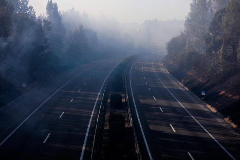 QUINZE ESTRADAS CORTADAS COM A1 FECHADA ENTRE ALBERGARIA E MEALHADA DEVIDO A INCÊNDIOS
