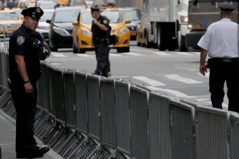 TIROS DISPARADOS EM MANHATTAN, NOVA IORQUE, POLÍCIA ANUNCIA TER FEITO UMA DETENÇÃO