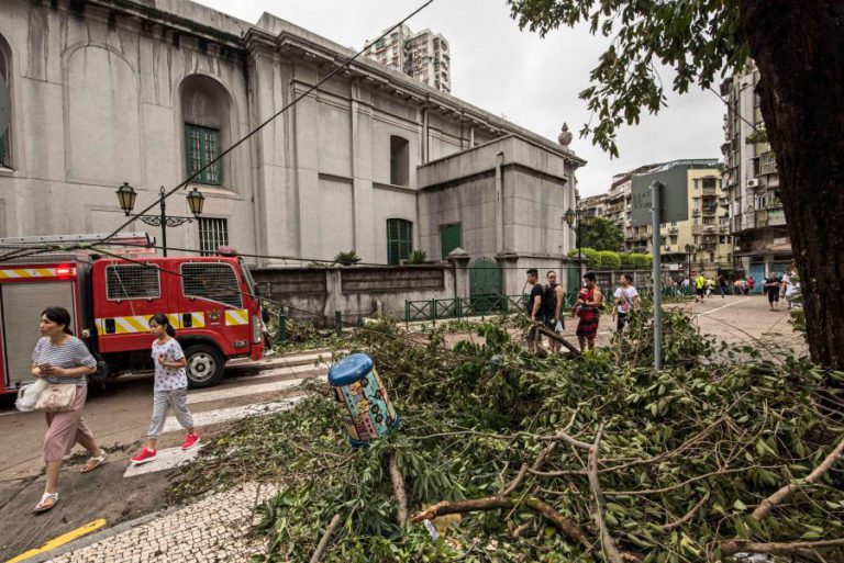 MACAU COM SINAL 3 DE TEMPESTADE TROPICAL DEVIDO À APROXIMAÇÃO DO TUFÃO KHANUN