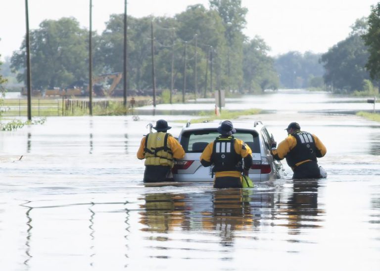 TEXAS ADVERTE MAIS DE 100 GASOLINEIRAS POR SUBIREM PREÇOS DURANTE FURACÃO HARVEY