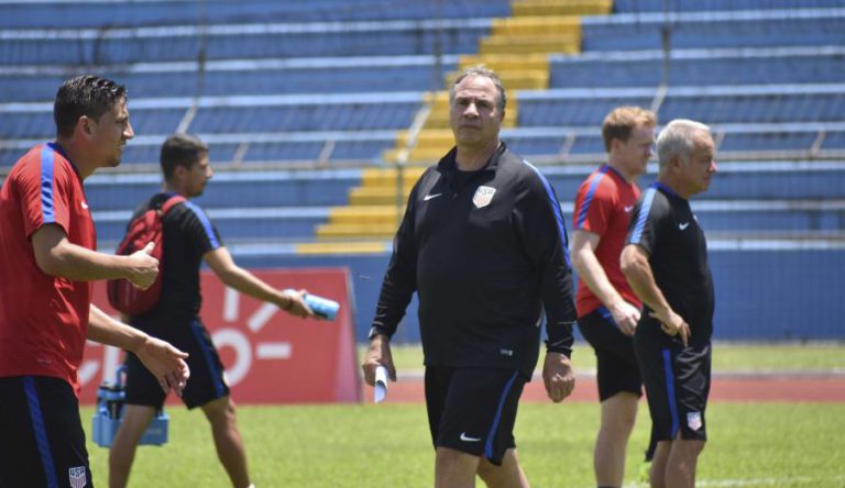 BRUCE ARENA DEMITE-SE DO CARGO DE SELECIONADOR DOS ESTADOS UNIDOS