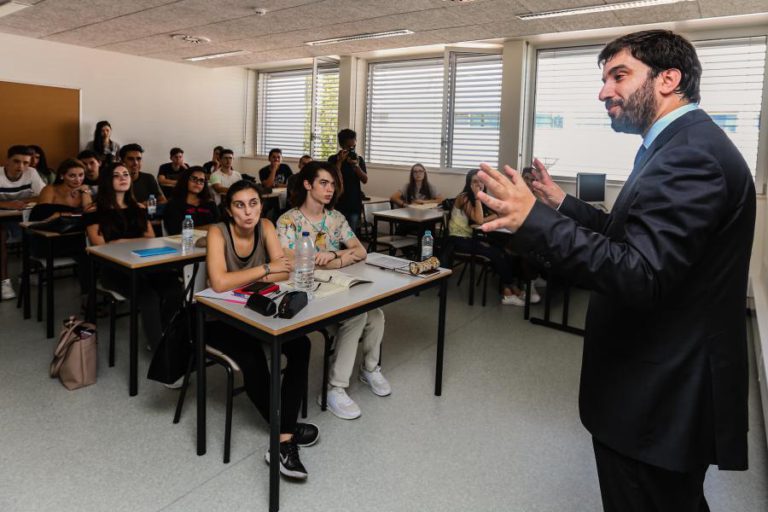 GOVERNO ACABA COM “VALES EDUCAÇÃO” PARA DESPESAS DE ESTUDANTES ATÉ 25 ANOS