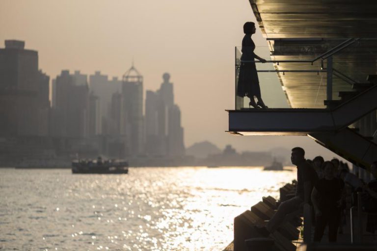 CERCA DE 71 MIL FAMÍLIAS EM HONG KONG SOBREVIVEM COM MENOS DE 1,6 EUROS POR REFEIÇÃO POR PESSOA