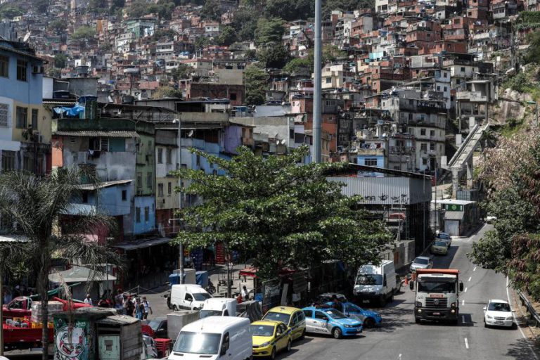EXÉRCITO DO BRASIL VOLTA A FAZER OPERAÇÕES NA MAIOR FAVELA DO RIO DE JANEIRO