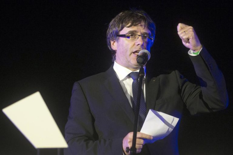 CATALUNHA: PRESIDENTE DO GOVERNO CATALÃO VISITA ESCOLA OCUPADA