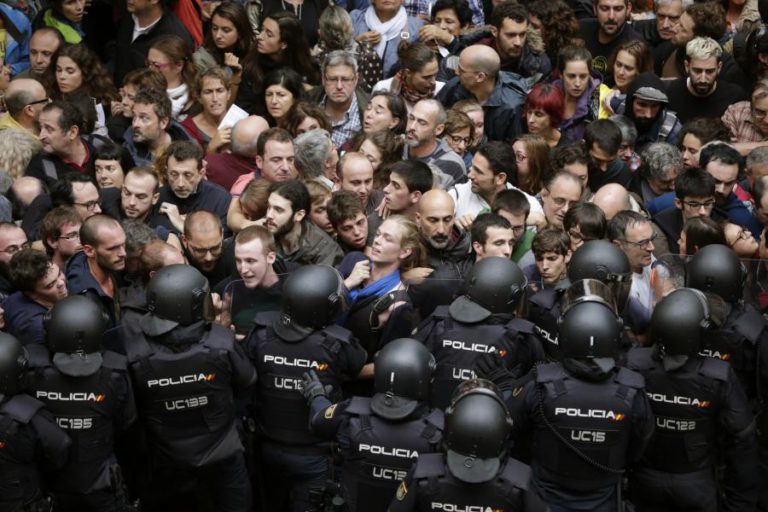 POLÍCIA ANTIMOTIM OCUPA COLÉGIO ONDE DEVERÁ VOTAR PUIGDEMONT NO REFERENDO NA CATALUNHA