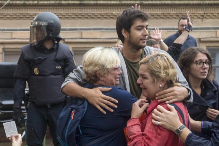CATALUNHA: SERVIÇOS MÉDICOS FALAM EM 761 PESSOAS “ASSISTIDAS” DEVIDO AOS CONFRONTOS