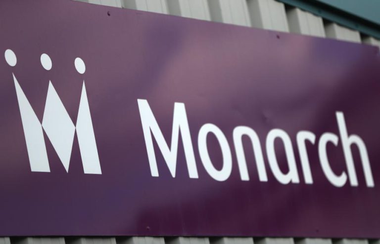 CERCA DE 8.000 PASSAGEIROS QUE VIAJARAM PARA PORTUGAL PELA MONARCH REGRESSARAM AO REINO UNIDO