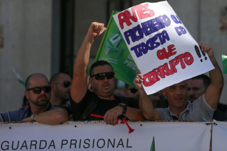 DEZENAS DE GUARDAS PRISIONAIS PROTESTAM JUNTO AO ESTABELECIMENTO PRISIONAL DE LISBOA