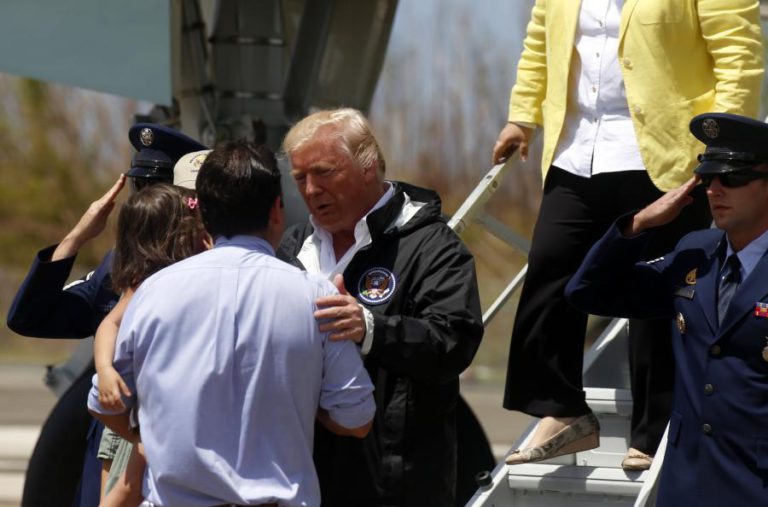 EM PORTO RICO, TRUMP DESDRAMATIZA DIMENSÃO DOS EFEITOS DO FURACÃO MARIA