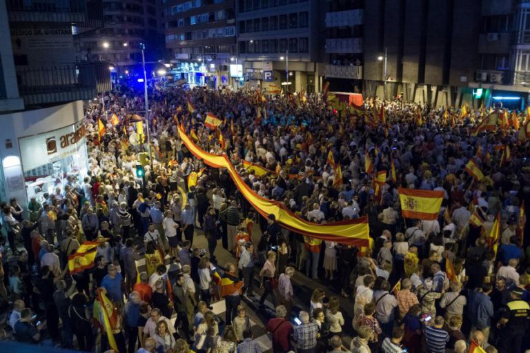 CATALUNHA: PERTO DE 6.000 PESSOAS APOIAM EM SALAMANCA A POLÍCIA NACIONAL E A GUARDIA CIVIL