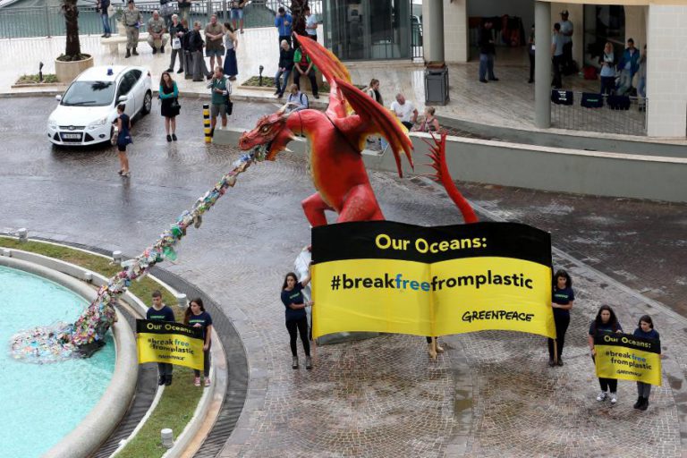 DRAGÃO DA GREENPEACE ALERTA PARA POLUIÇÃO DE PLÁSTICO