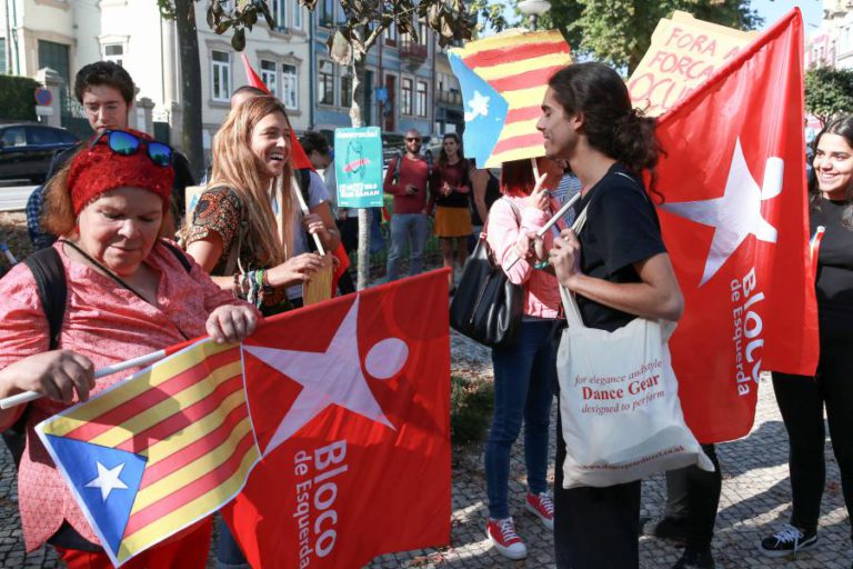 CATALUNHA: MAIS DE 200 MANIFESTANTES PEDIRAM A DEMISSÃO DO “CULPADO” RAJOY NO PORTO
