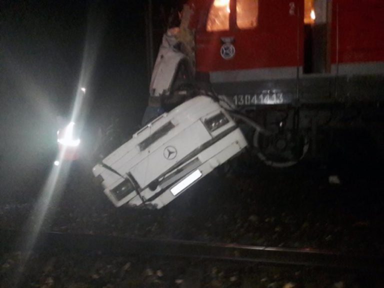 PELO MENOS 19 MORTOS EM COLISÃO ENTRE UM COMBOIO E UM AUTOCARRO NA RÚSSIA