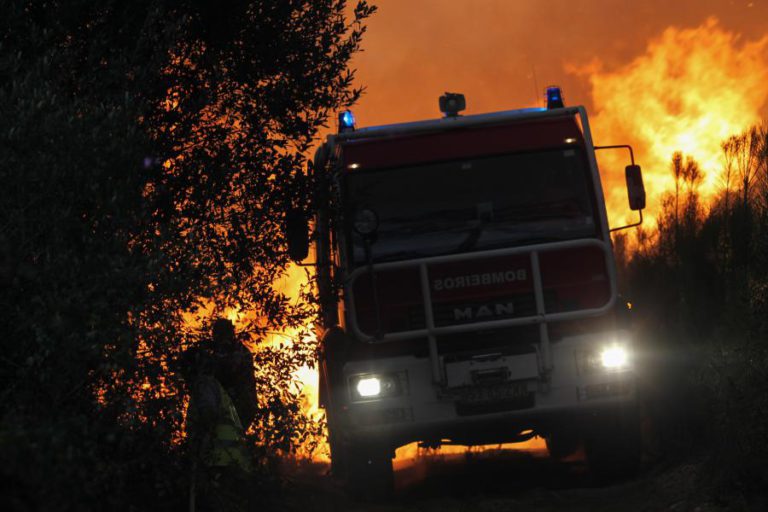MORTÁGUA ATIVA PLANO MUNICIPAL DE EMERGÊNCIA, MAIS DE 300 OPERACIONAIS COMBATEM INCÊNDIO NO TERRENO