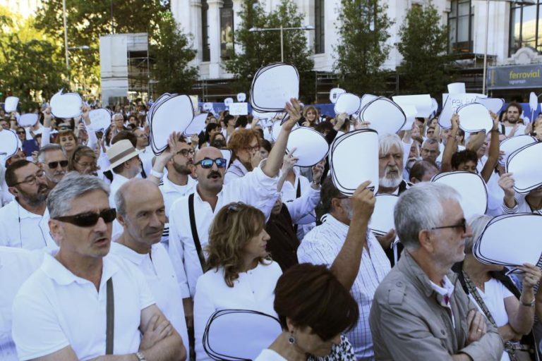 MILHARES DE ESPANHÓIS NA RUA PARA PEDIR “DIÁLOGO” E “UNIDADE”