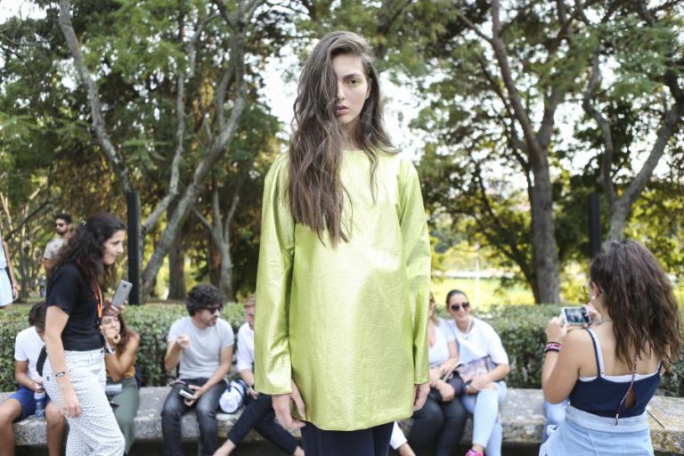 COLETIVO AWAYTOMARS TIROU A MODA DO PEDESTAL COM PÚBLICO DENTRO DA ‘PASSERELLE’