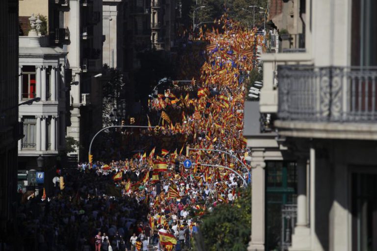 MILHARES DE PESSOAS EM BARCELONA E UMA CENTENA EM PARIS POR ESPANHA UNIFICADA
