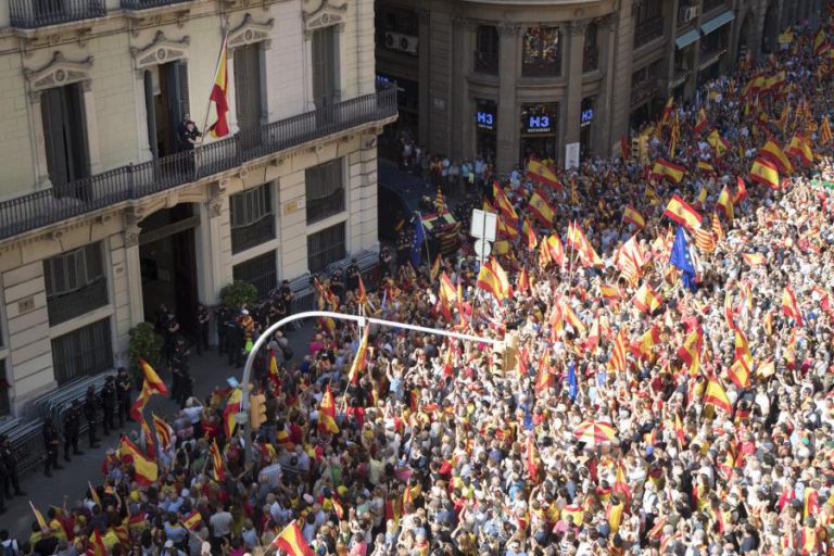 PM ANIMA MANIFESTANTES EM BARCELONA PELA UNIDADE DE ESPANHA