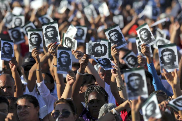 “CHE” GUEVARA HOMENAGEADO EM CUBA MEIO SÉCULO APÓS A SUA MORTE