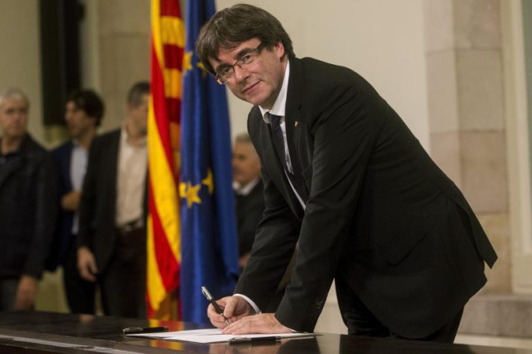 PUIGDEMONT NÃO ESCLARECE INDEPENDÊNCIA DA CATALUNHA E QUER DOIS MESES DE DIÁLOGO
