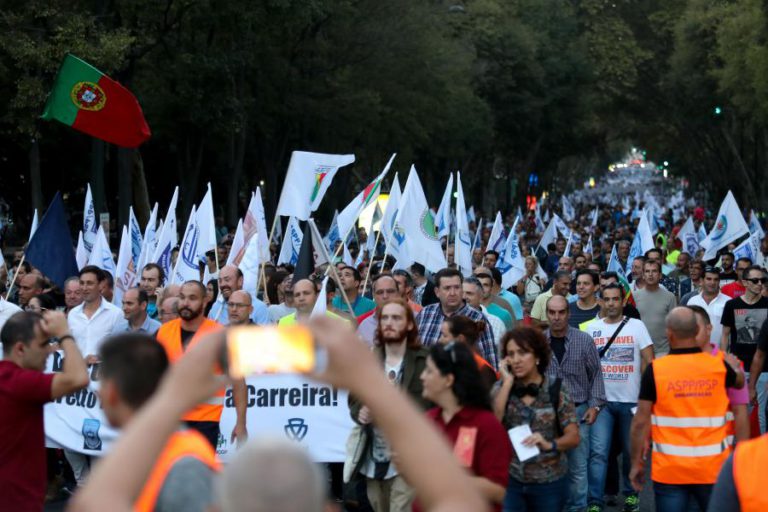 PARTE DOS MANIFESTANTES DE FORÇAS DE SEGURANÇA SAEM DO MINISTÉRIO DAS FINANÇAS PARA A AR