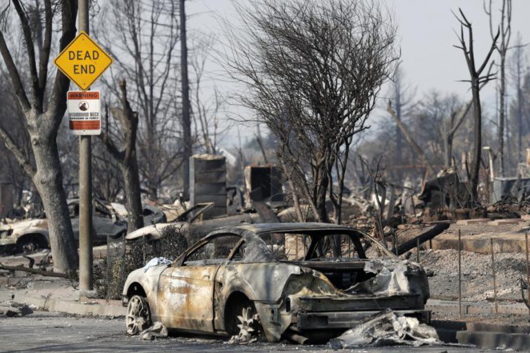 NÚMERO DE CASAS DESTRUÍDAS PELOS FOGOS NA CALIFÓRNIA SOBE PARA 8.400