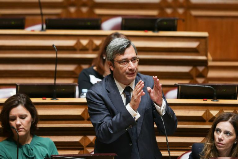 CDS VAI ALÉM DA “INDIGNAÇÃO POLÍTICA” COM MOÇÃO DE CENSURA E APRESENTA PROPOSTAS