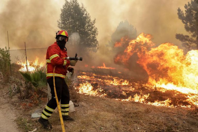 SEIS BOMBEIROS COM FERIMENTOS LIGEIROS NO COMBATE A INCÊNDIOS NA GUARDA