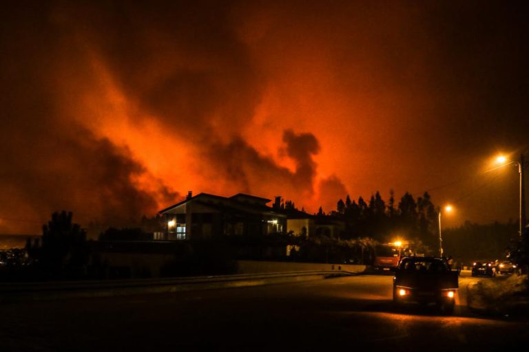 QUASE 6.000 BOMBEIROS COMBATEM AS CHAMAS EM TODO O PAÍS