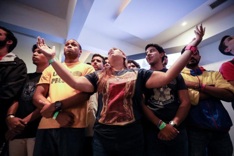 OPOSIÇÃO VENEZUELANA NÃO ACEITA RESULTADOS OFICIAIS DAS ELEIÇÕES PARA GOVERNADORES