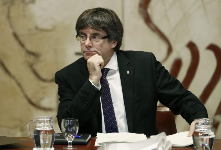 PUIGDEMONT AMEAÇA VOTAR A INDEPENDÊNCIA SE MADRID SUSPENDER AUTONOMIA DA CATALUNHA